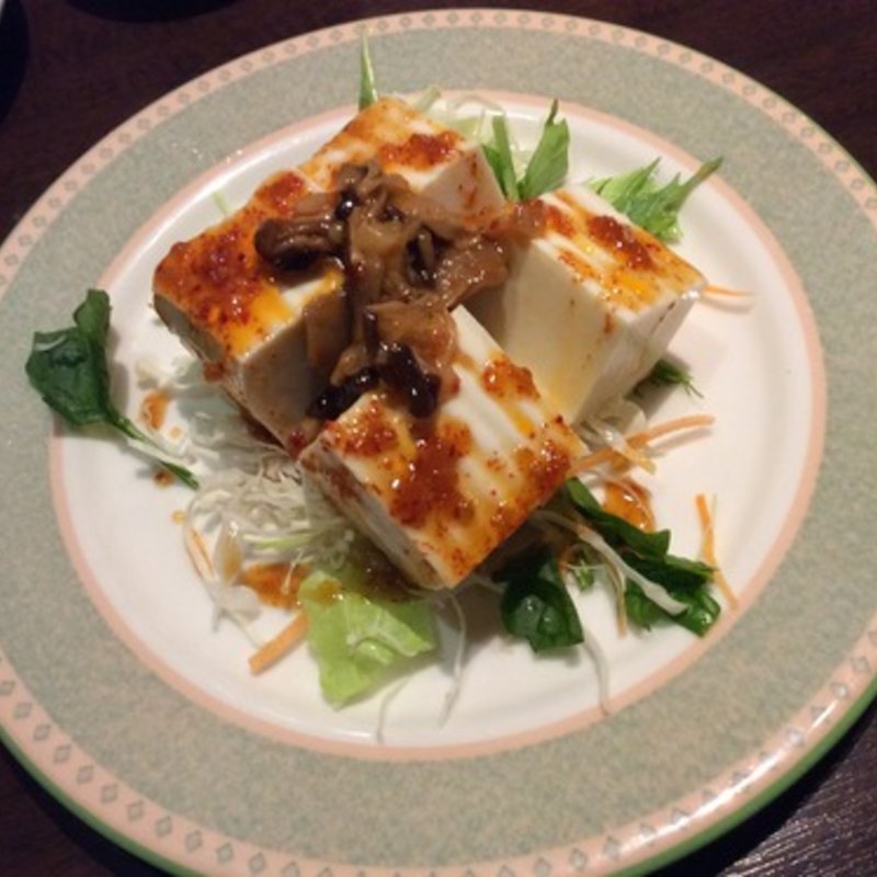 豆腐サラダのきのこラー油かけ(志なのすけ お初天神店 （300円均一　海鮮居酒屋）)