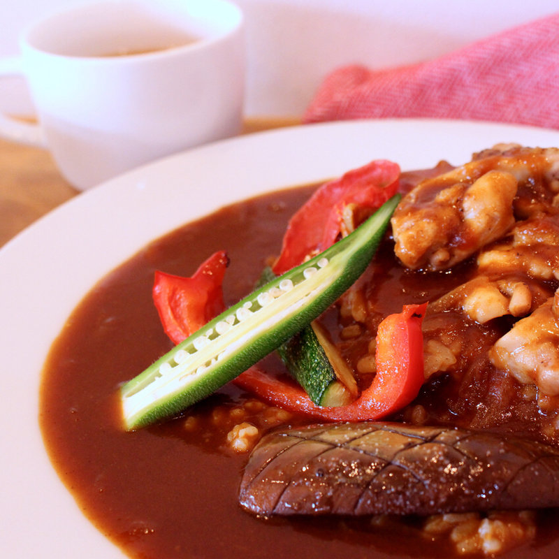チキンステーキと夏野菜のカレー(洋食Bambi)