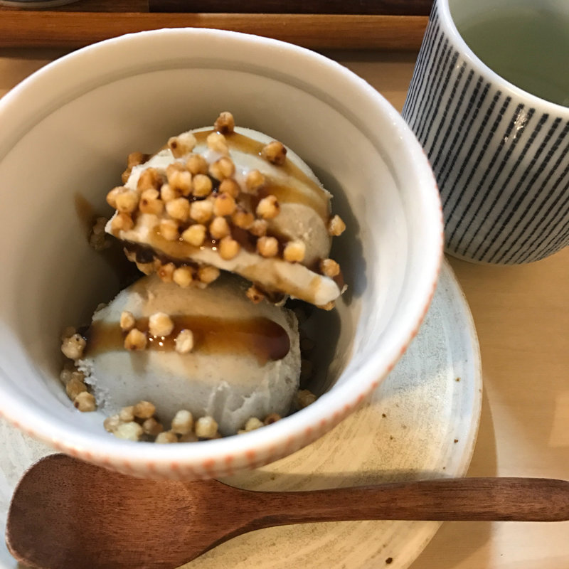そばアイス黒蜜かけ(手打ち蕎麦 雷鳥)