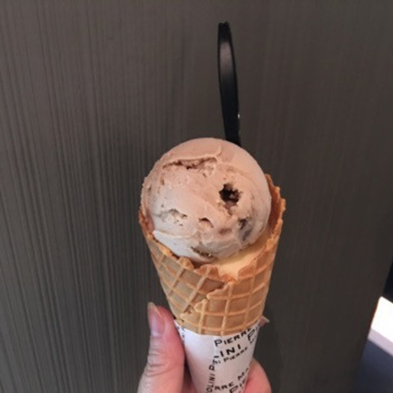 上が季節限定のマロン
下にはホワイトチョコレート(ピエール マルコリーニ 名古屋)