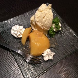 桃のコンポートとバニラアイス(五十松)