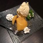 桃のコンポートとバニラアイス(五十松)