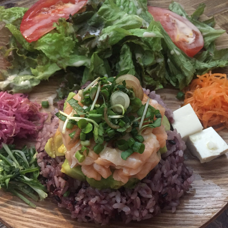 サーモンアボカドユッケ風プレート(ミルリトンカフェ)