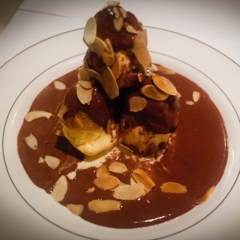 プロフィットロール(シューアイスのチョコレートソースがけ)(Bistrot Kuwabara)