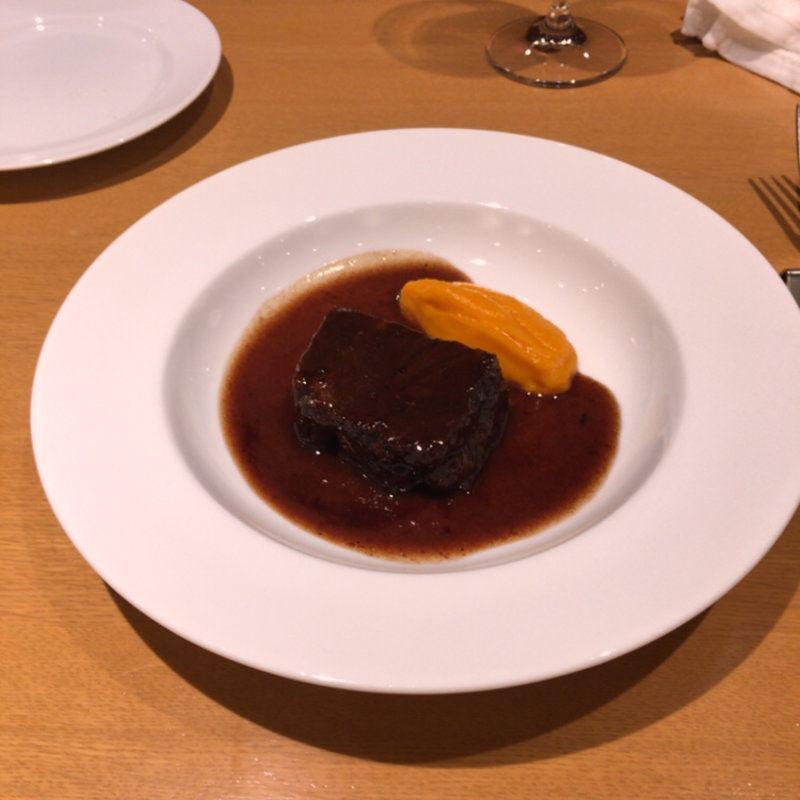 牛ホホ肉の赤ワイン煮込み(ラボンヌターシュ)