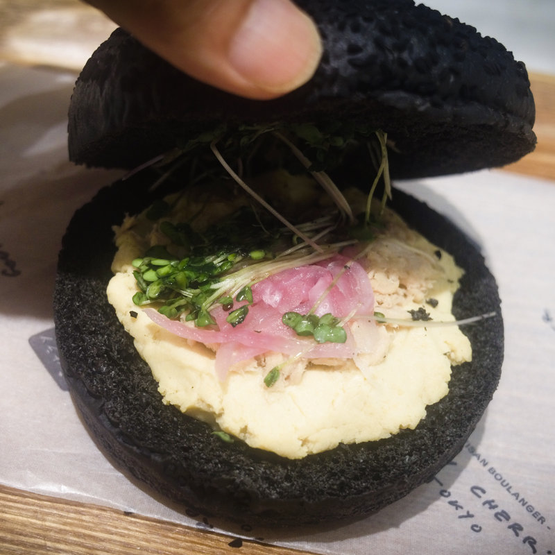 イカスミバンズサンド ツナとフムス(ゴントラン シェリエ 福岡パルコ店 （GONTRAN CHERRIER）)