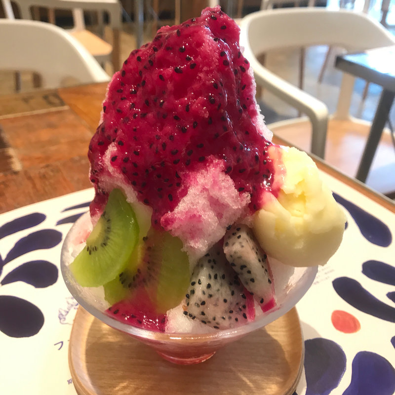 ピタヤといちごのかき氷(J.S. PANCAKE CAFE 中野セントラルパーク店)