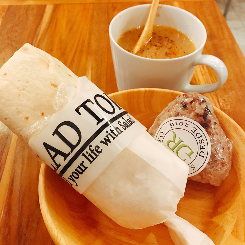 キングチキンラップサンドとスープのセット(ジーアール サラダ トウキョウ)