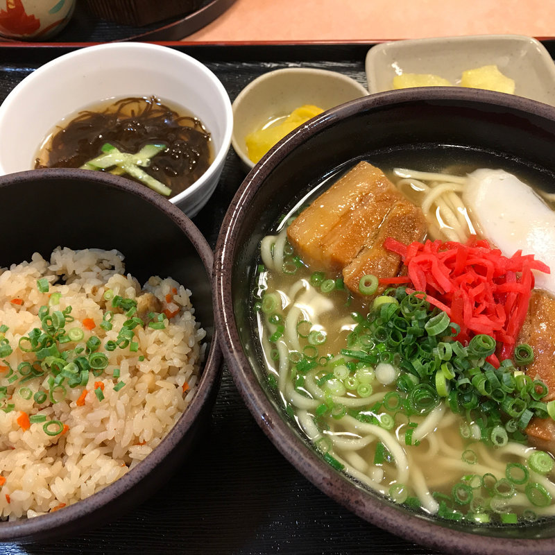 沖縄そば(そば処 琉風)