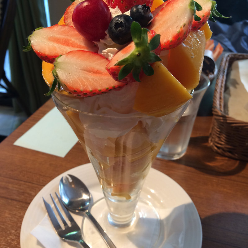 宮崎産マンゴーのパフェ(果実園リーベル 目黒店)