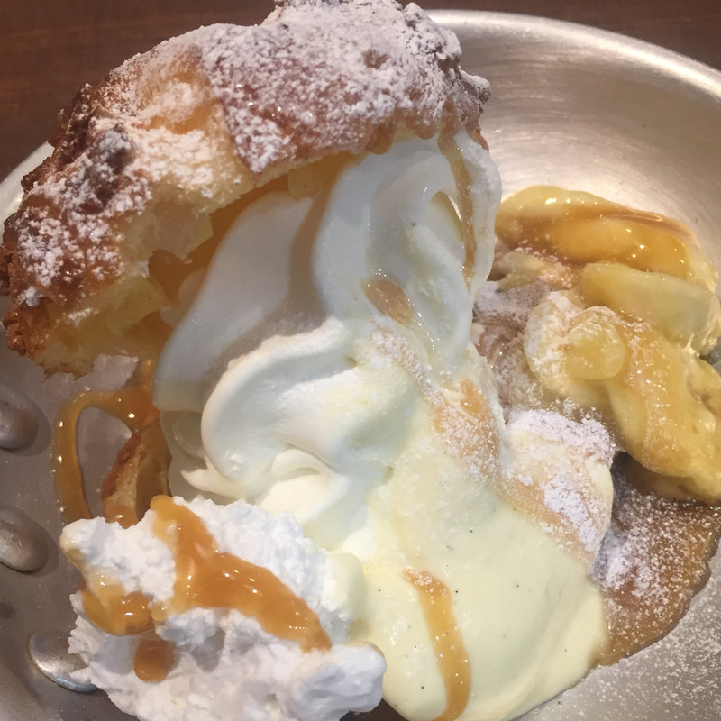 バナナカスタードクリームパフキャラメルソース(ロコズカフェ 池袋 サンシャインシティ店)