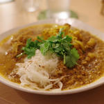 ポークカレーとキーマカレーのあいがけ(curry phakchi(パクチー))