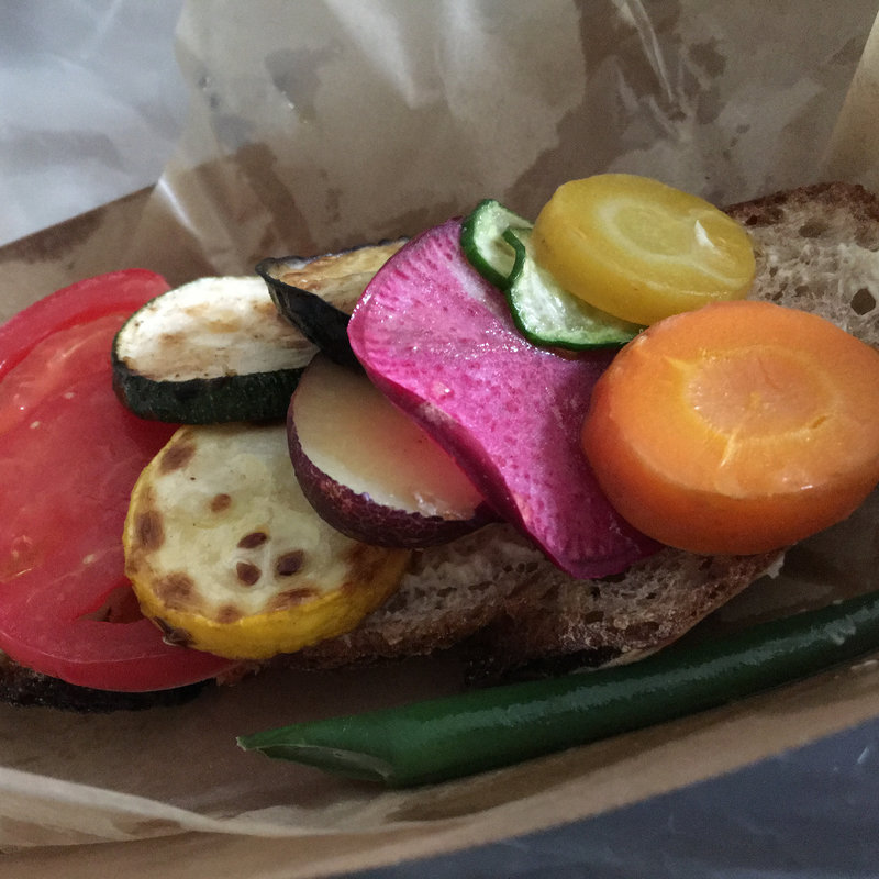 三田バル限定、新鮮野菜のタルティーヌ(キビトパン)