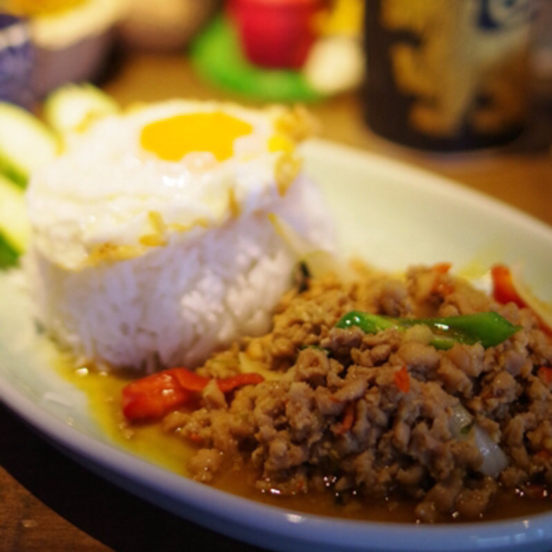 ガイ・パット・バイガパオ・ラート・カオ (オールドタイランド 市ヶ谷店)