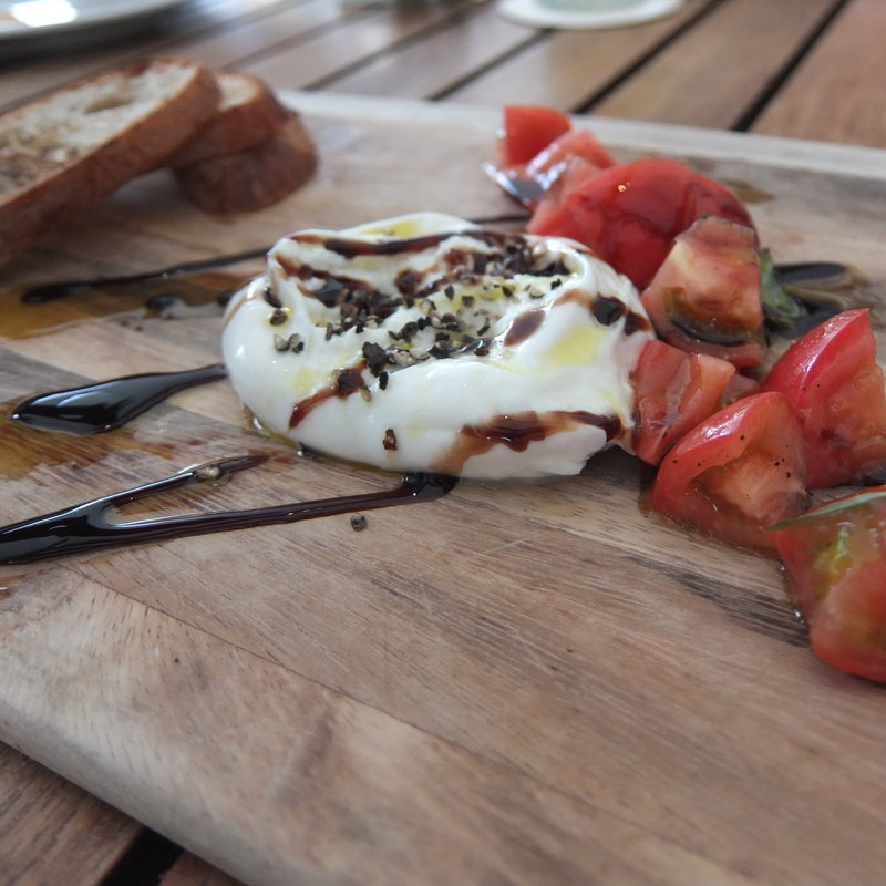 トマトとブラータのカプレーゼ(T.Y.HARBOR)