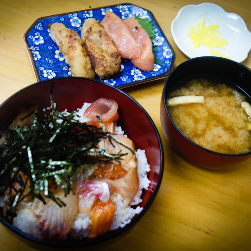 山笠セット(海鮮丼、みそ汁、ふぐ唐揚げ、辛子明太子、漬物)(柳橋食堂)