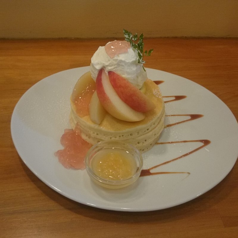 桃のパンケーキ(パンケーキママカフェ VoiVoi （ヴォイヴォイ）)
