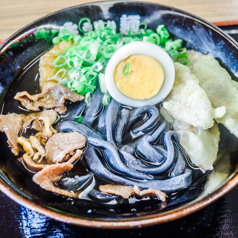 黒めん黒スープのボタ山うどん(立喰いでない立喰い生麺)