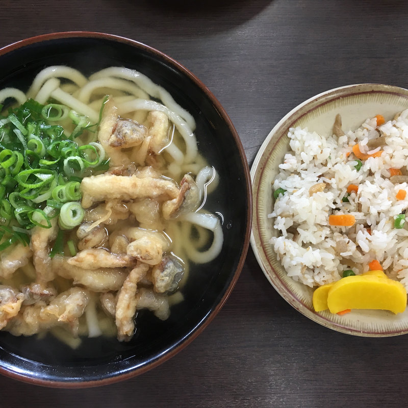 しめじの天ぷらうどんとまぜ飯(立花うどん)