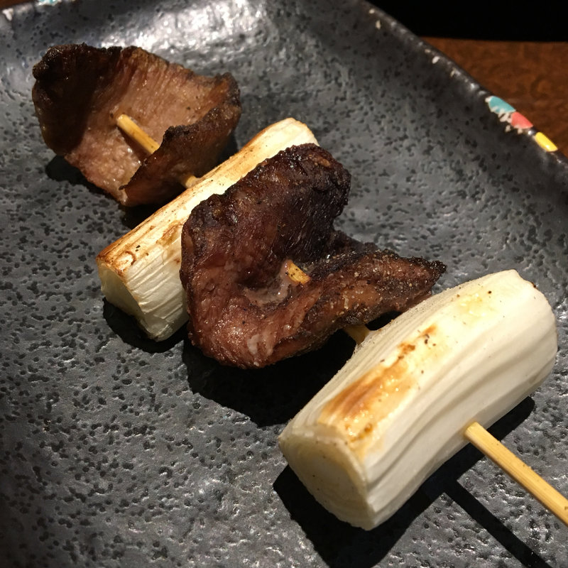 まぐろホホ肉のねぎま串 (塩) 一本(茅ヶ崎 海ぶね 晴海トリトン店)