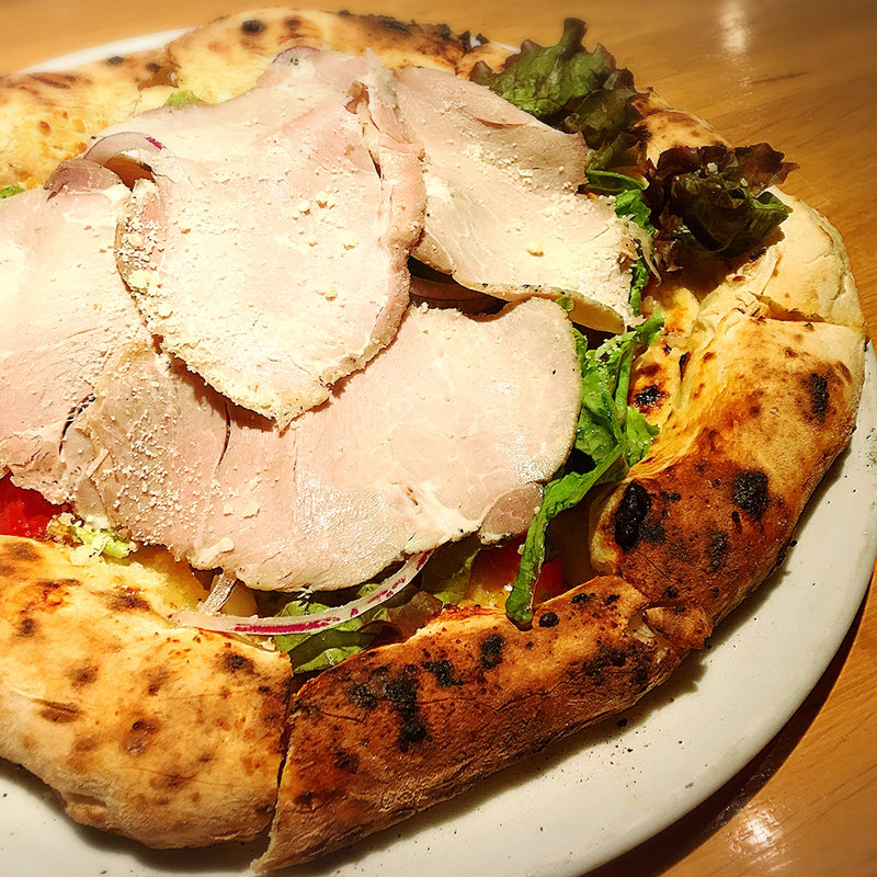 自家製プロシュートコットとチェリートマトの菜園風pizza(Tana Forno)