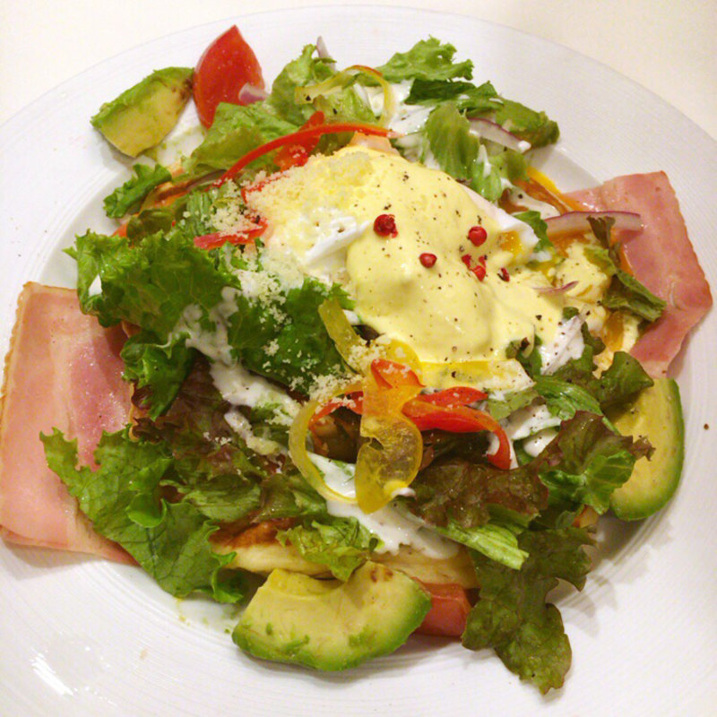 ベーコンとアボカドのエッグベネディクトパンケーキ(Butter 茶屋町 （バター）)