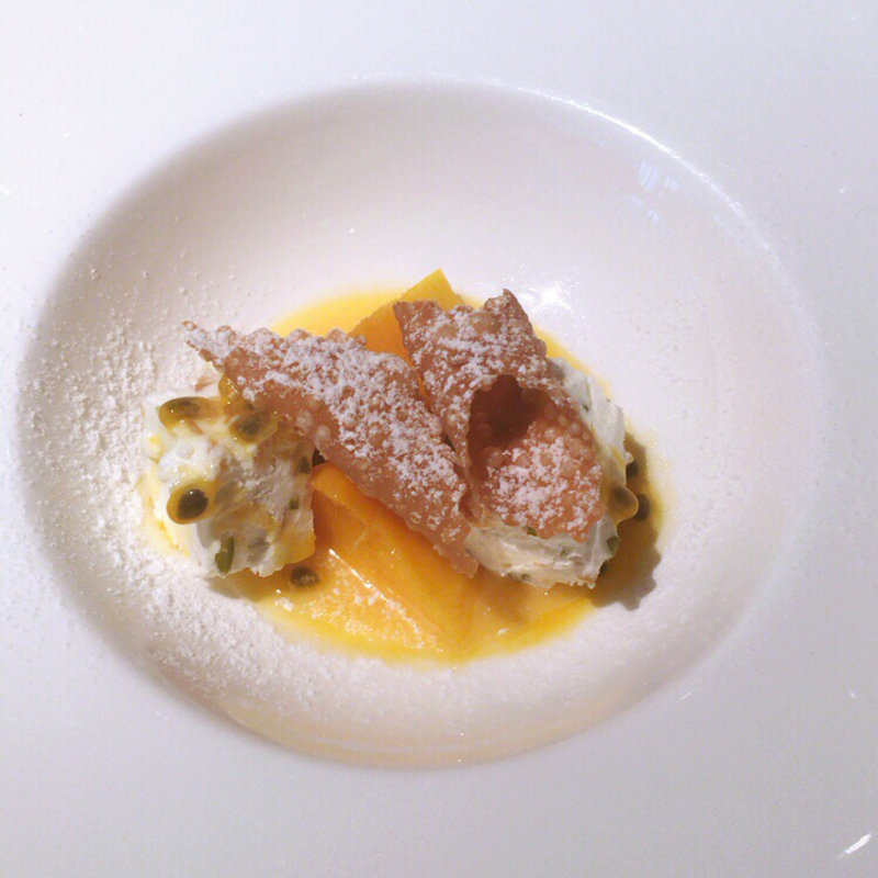 鹿児島県産パッションフルーツとマンゴー〜カンノーリ仕立て〜(リストランテ・ヒロ 大阪)