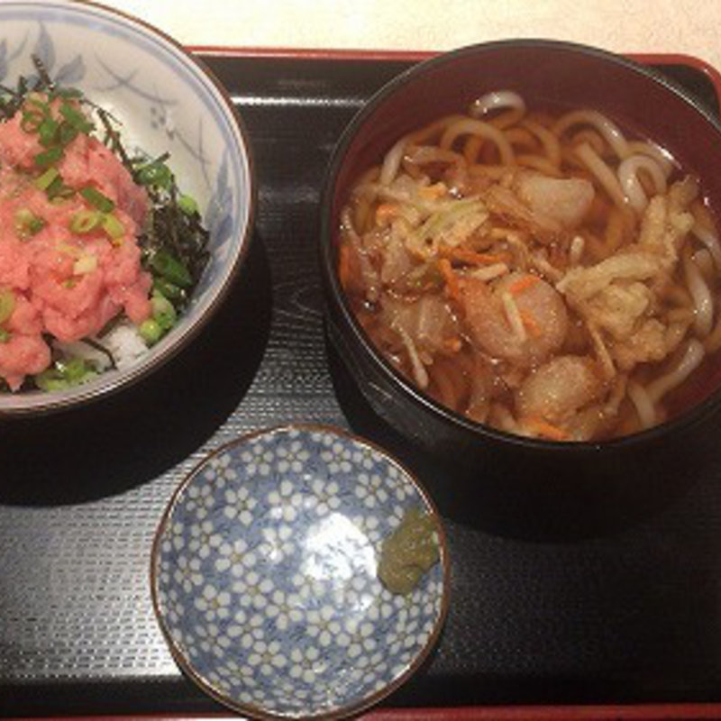 かき揚げうどんとねきとろ丼(千味レストラン)