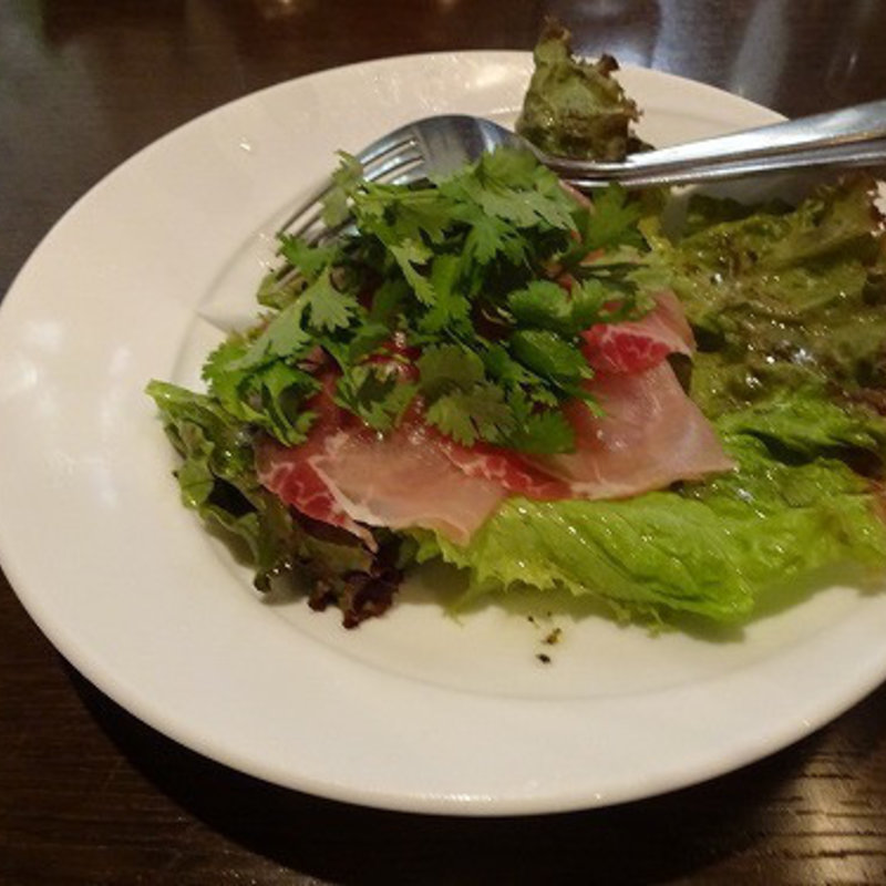 生ハムとパクチーのサラダ (郷海酒宴 くえ 東京駅グランアージュ店 )
