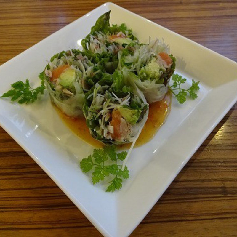 サーモンとアボカドの生春巻き　ゴマスイートチリソース (グァレンド)