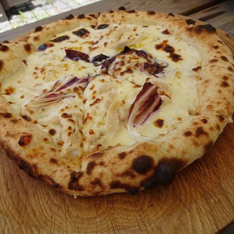 酒粕チキンとスカモルツァ・ピサ (MOKICHI TRATTORIA)