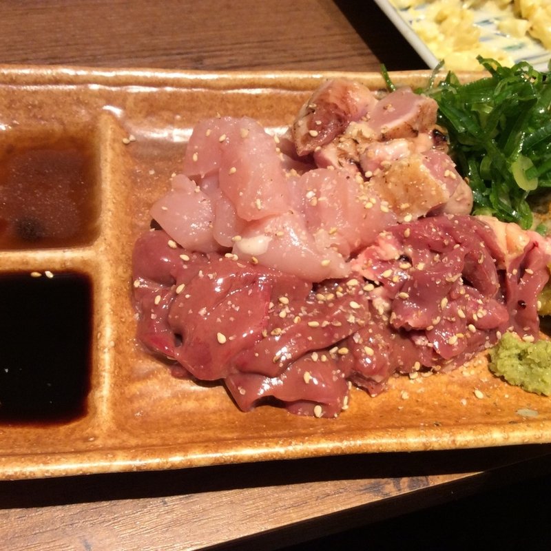 鶏タタキ・刺身盛り合わせ(揚鶏屋 伊予)