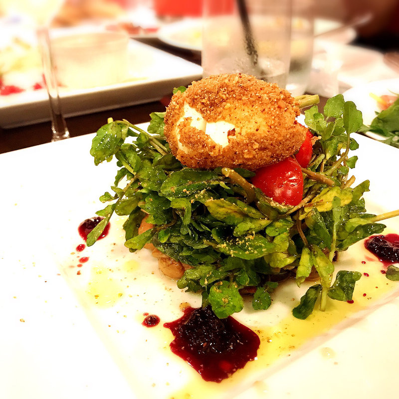 クレソンとトマトのサラダマッシュルームのソテーとダッカスパイスの香る卵をくずして(ブラッセリー アデニア)