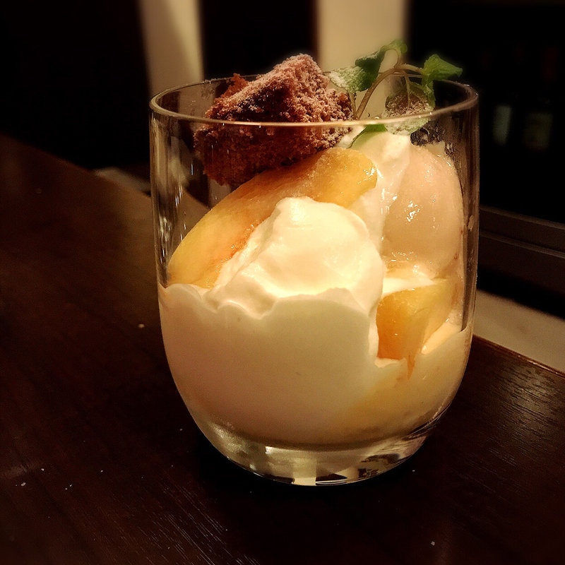 桃のパフェ(ブラッセリー アデニア)