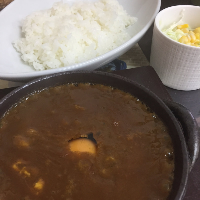 牛すじ煮込みカレー(生玉子入り)(Curry House bee)