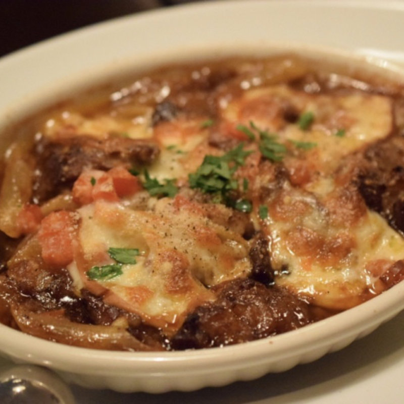 ペンネ入り牛すじの赤ワイン煮込み　燻製したモッツァレラチーズ焼き(Rio)