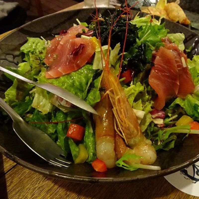 マグロと生海老の特盛海鮮サラダ(築地 本丸 （ほんまる）)