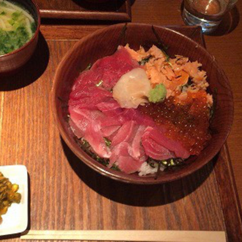 マグロ・焼きシャケ・イクラ3色丼(ととや。)