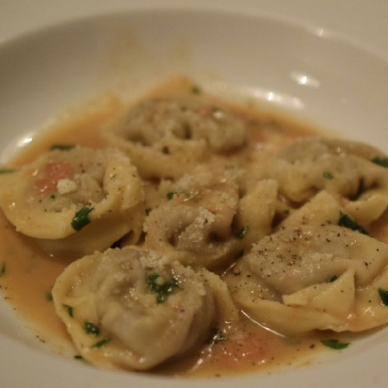 牛ほほ肉のマルサラ酒煮込みとそのスープから作ったベシャメルを詰めた手打ちトルテッリ(Rio)