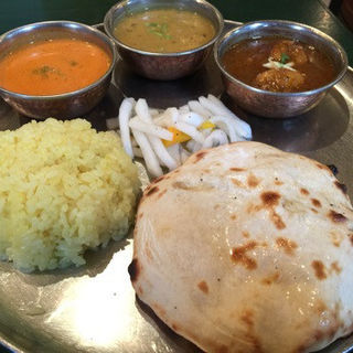 三色カレー チーズクルチャ+ライスに変更(カイバル)