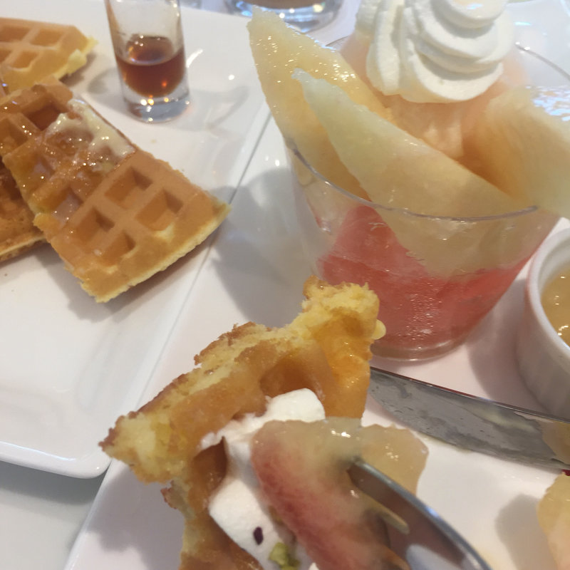 桃のワッフル(飲み物付き)(新宿高野本店 タカノフルーツパーラー)