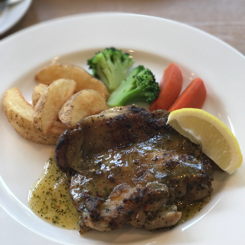 チキンソテー バジルソース(レストラン ミューズ)