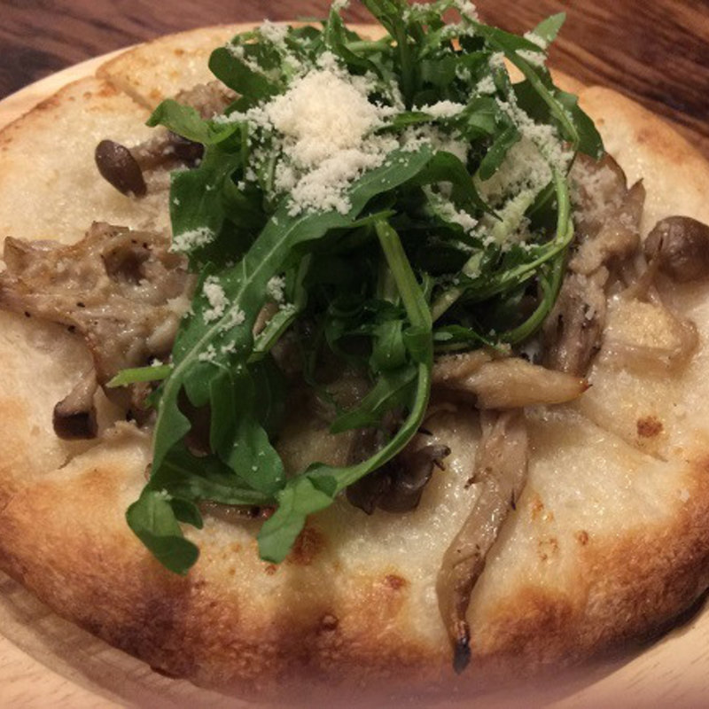 キノコとルッコラセルバチコのクリームピッツァ(レガーメ 赤坂 )