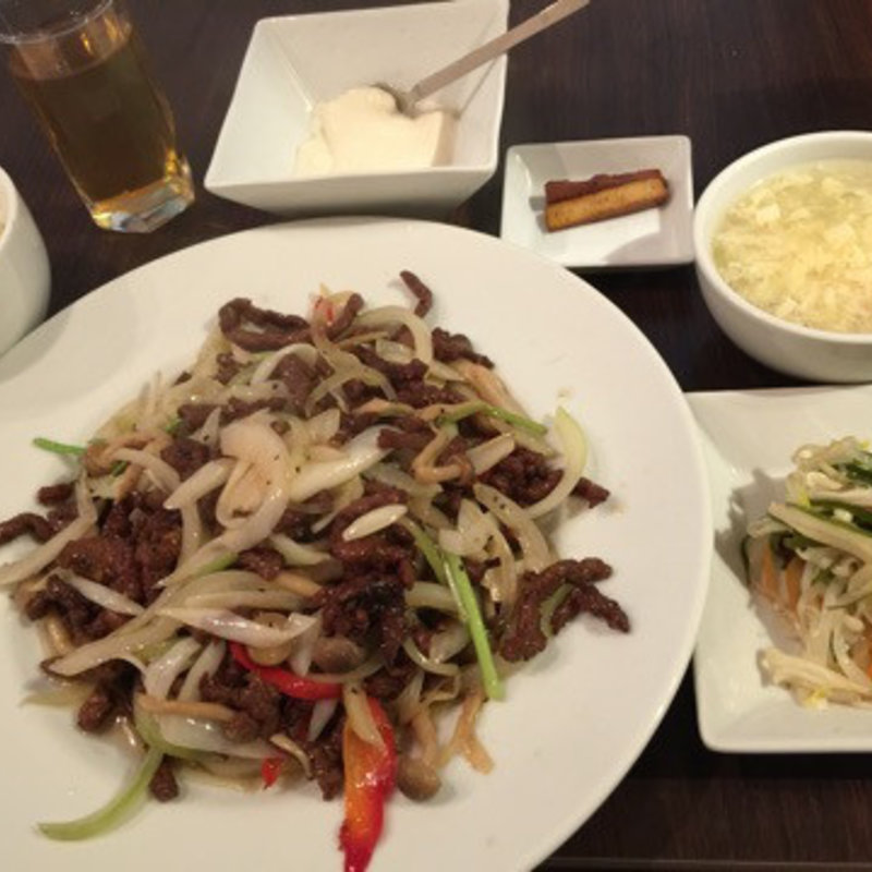 黒椒牛肉絲（牛肉、きのこ、玉葱、香菜、赤ピーマンの塩炒め）(四川雅園 （しせんがえん）)