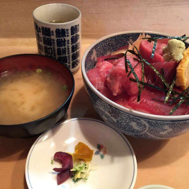 鉄火丼（中盛）(割烹 和知)