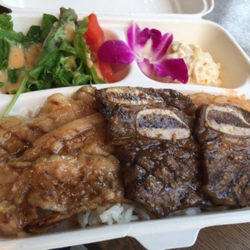 骨付きカルビのＢＢＱプレート(カカアコ ダイニング＆バー （KAKA'AKO DINING&BAR）)