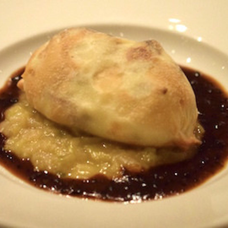 乳飲み仔牛と根菜・ネセロリピューレのシュトゥルーデル　春キャベツと千住葱のゲシュモルテ　黒トリュフのソース(銀座ハプスブルク・ファイルヒェン)