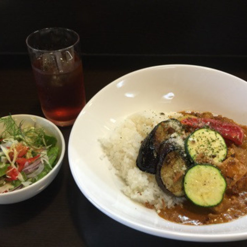 無農薬野菜たっぷりのチキンカレー（サラダ付） (クォーター ムーン （Quarter Moon）)