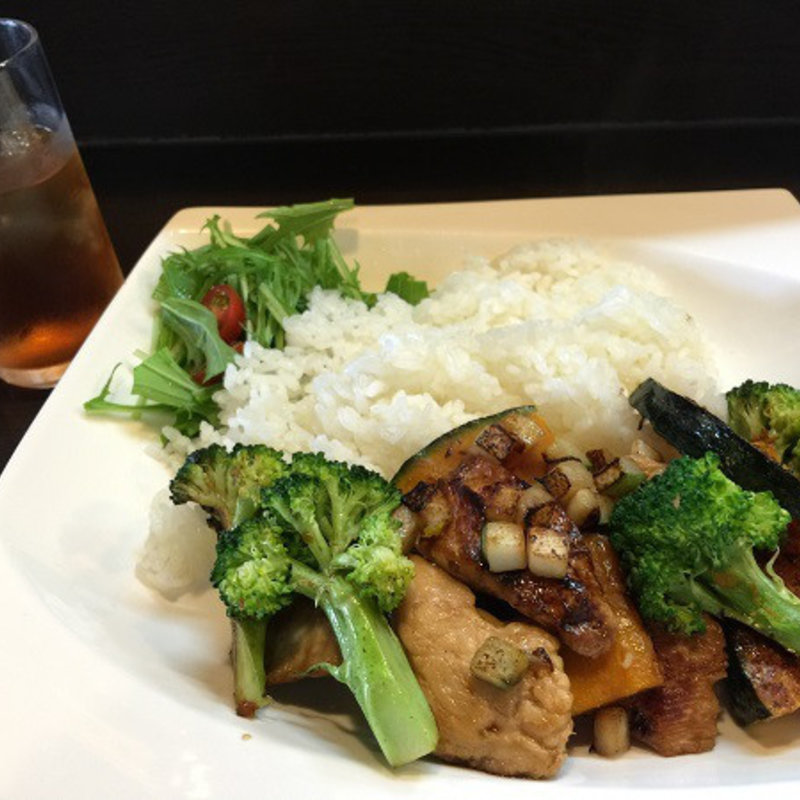 やわらか胸肉のはちみつしょうゆ
カボチャ、ブロッコリー、ズッキーニ(クォーター ムーン （Quarter Moon）)