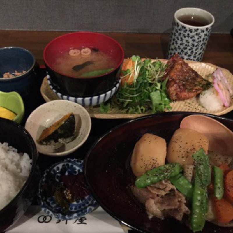 カサゴの一夜干しと肉じゃがバター(鉢屋 )